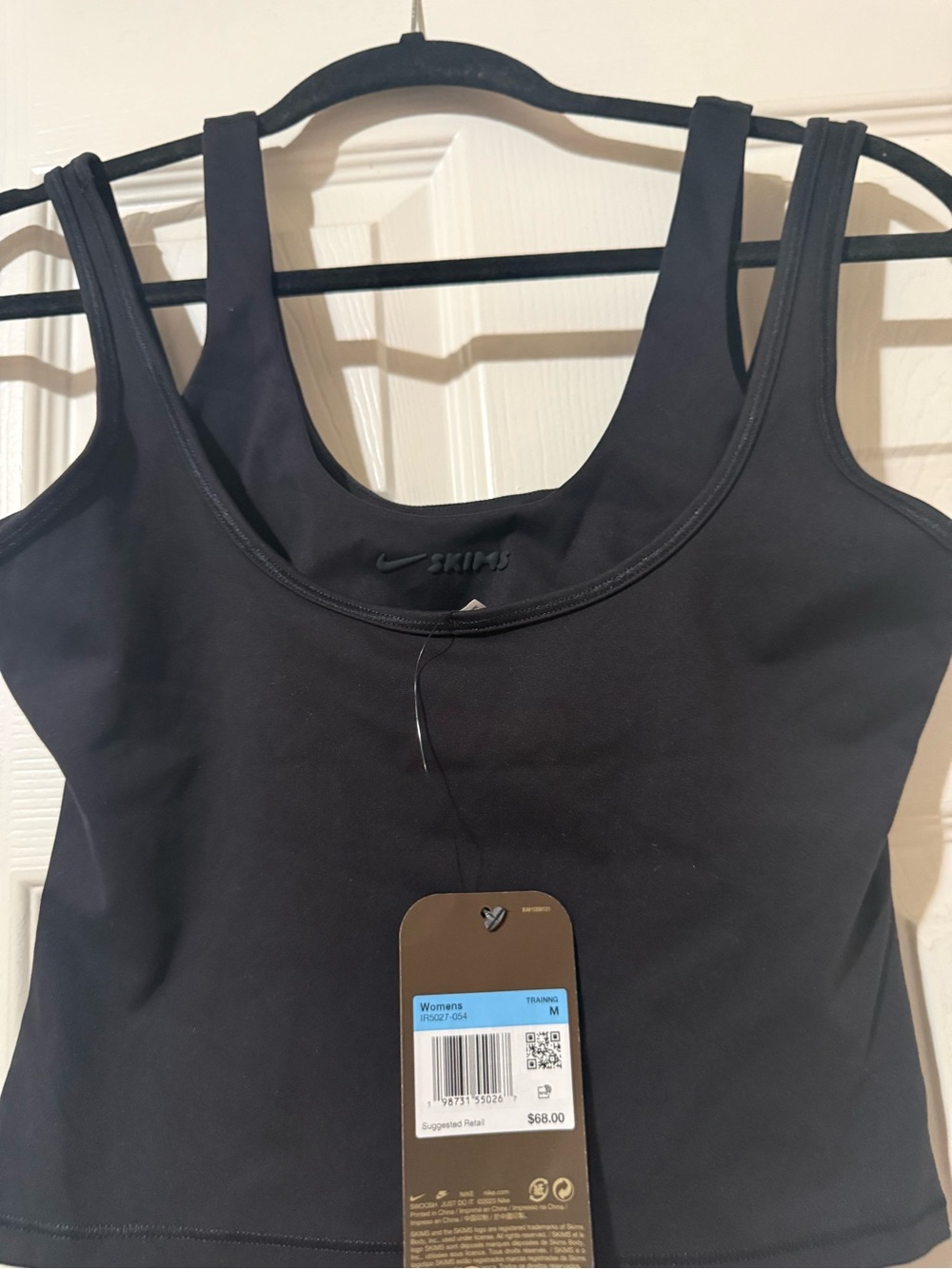 Nike Skims Black Women’s Athletic Scoop Crop Tank